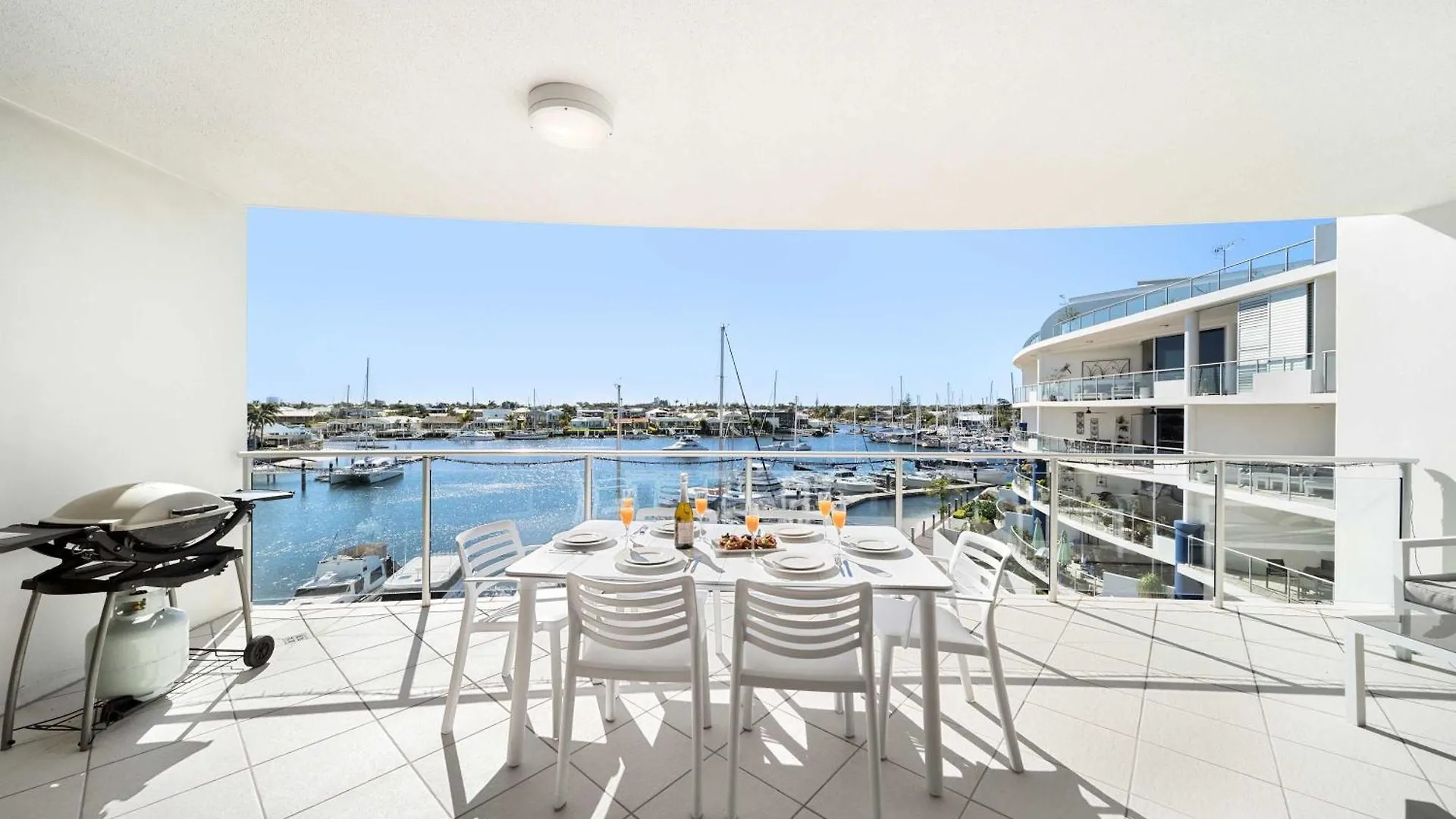 Waterfront Elegance With Pool & Jetty Access Appartement Buddina